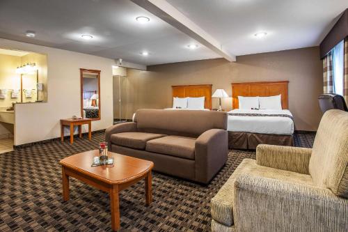Habitación de hotel con cama y sofá en Clarion Inn Renton-Seattle, en Renton