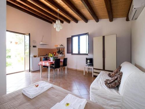 sala de estar con sofá blanco y mesa en Le Terrazze Su Fraginesi, en Castellammare del Golfo