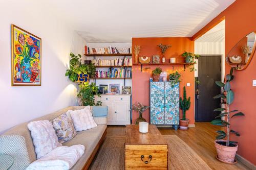 un salon avec un canapé et une table basse dans l'établissement GuestReady - Élégance Lumineuse Près de Paris, à Le Pré-Saint-Gervais