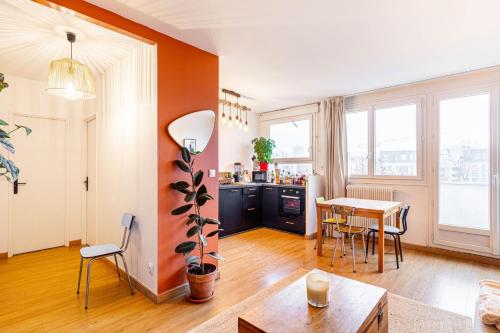 un salon avec une table et une cuisine dans l'établissement GuestReady - Élégance Lumineuse Près de Paris, à Le Pré-Saint-Gervais