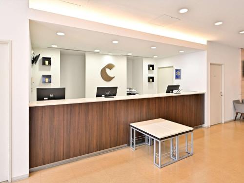 刈谷的住宿－刈谷舒適酒店，办公大厅,设有前台台,上面装有笔记本电脑