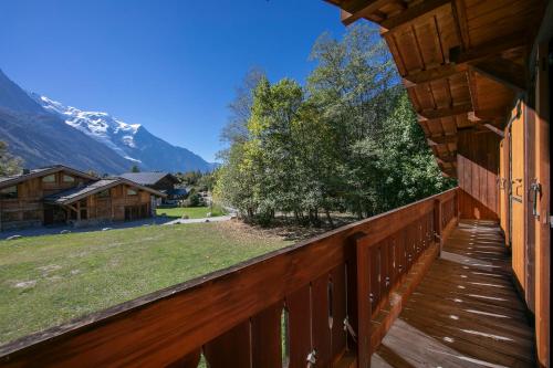 eine Terrasse mit Bergblick in der Unterkunft Chalet du Golf 618 - Happy Rentals in Chamonix-Mont-Blanc