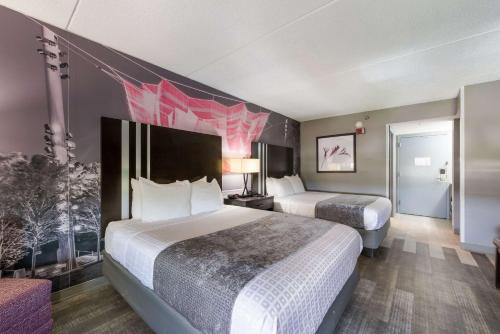 Letto o letti in una camera di Clarion Pointe Greensboro Airport