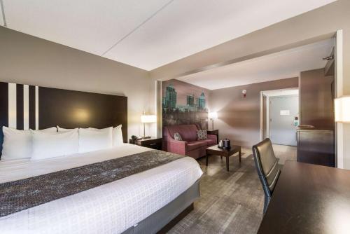 Letto o letti in una camera di Clarion Pointe Greensboro Airport