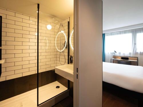 W łazience znajduje się prysznic i umywalka. w obiekcie Ibis Marseille Marignane Technopole w mieście Marignane