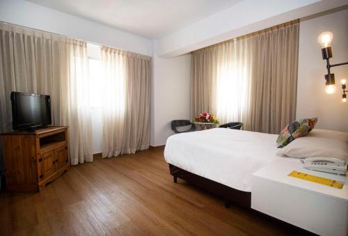 pokój hotelowy z łóżkiem i telewizorem w obiekcie Hotel Faranda Express Soloy and Casino, a member of Radisson Individuals w Panamie