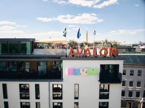 ヨーテボリにあるアバロン ホテルの上にアクロンの看板が立つ建物