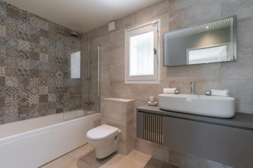 une salle de bain avec un lavabo, des toilettes et une baignoire dans l'établissement Villa Oleander, à Valbonne