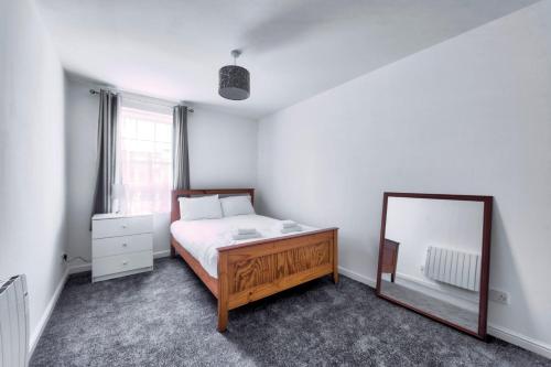 爱丁堡GuestReady - A Pleasant Stay near Leith的一间带镜子和床的卧室