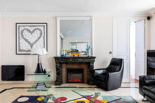 un salon avec une cheminée et un miroir dans l'établissement GuestReady - A Slice of Parisian Paradise, à Paris