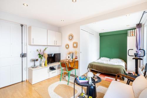 une chambre avec un lit et un bureau dans une pièce dans l'établissement GuestReady - Comfortable Cocoon near le Marais, à Paris