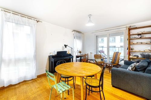 un salon avec une table et un canapé dans l'établissement GuestReady - Appartement Chic avec Balcon, à Saint-Denis