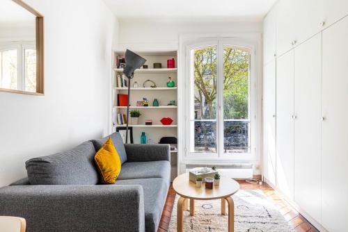 un salon avec un canapé et une table dans l'établissement GuestReady - City Charm near Sacré-Cœur, à Paris