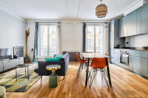 une cuisine et un salon avec une table et des chaises dans l'établissement GuestReady - Gateway to Parisian Delight, à Paris