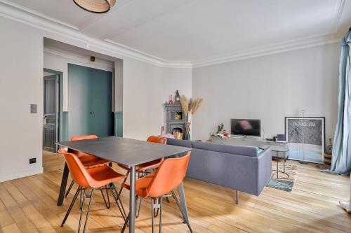 un salon avec une table et un canapé dans l'établissement GuestReady - Gateway to Parisian Delight, à Paris