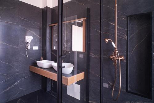 Koupelna v ubytování New Elegance Suites Guesthouse