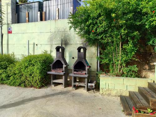 a couple of ovens sitting next to a wall at צמרת הצימרים - צימרים מקסימים עם בריכה משותפת מחוממת וג'קוזי פרטי in Dāliyat el Karmil