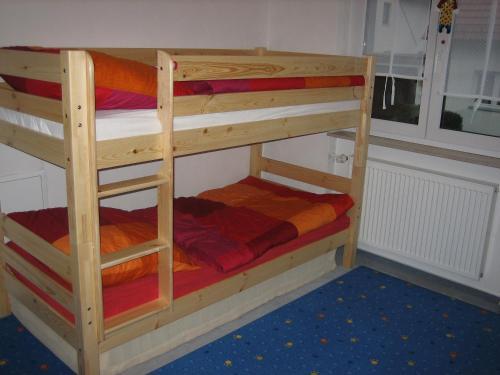 Palanda nebo palandy na pokoji v ubytování Ferienwohnung Falkenweg