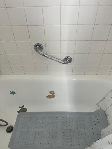 a bath tub with a metal rack in a bathroom at maison de 100 m2 comprenant 3 chambres avec jardin in Dun-sur-Grandry
