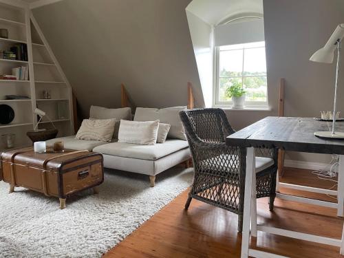 sala de estar con sofá y mesa en New and cosy apartment on a farm, en Kungsbacka