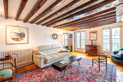 un salon avec un canapé et une table dans l'établissement GuestReady - Parisian Bliss near the Louvre, à Paris