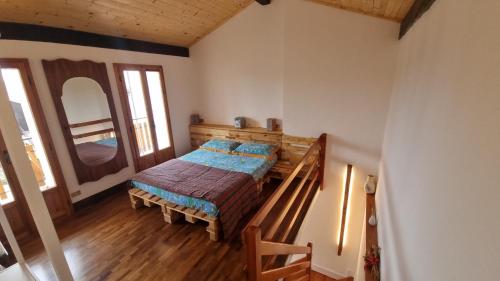 Schlafzimmer mit einem Bett und einem Spiegel in der Unterkunft Il Rustico in Maccagno Superiore