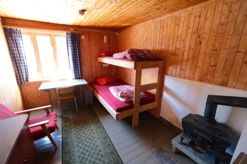 Katil atau katil-katil dalam bilik di Stamsund Hostel