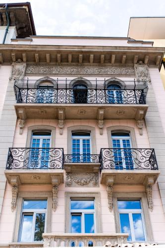 a building with windows and a balcony at Seven Town House Boutique Hotel in Locarno