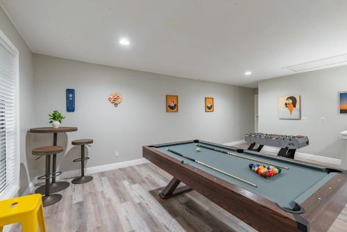 a room with a pool table and a bar at Fun 'n Sun Heated POOL & GameRoom by Fiesta Texas in San Antonio