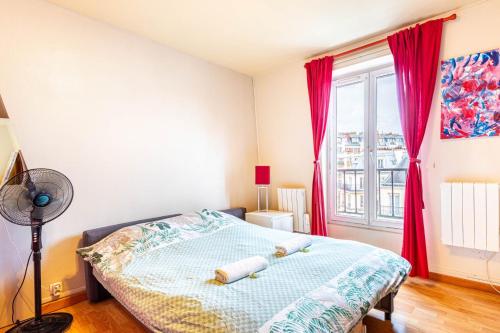 une chambre avec un lit avec des rideaux rouges et une fenêtre dans l'établissement GuestReady - Cosy Haven near Montmartre, à Paris