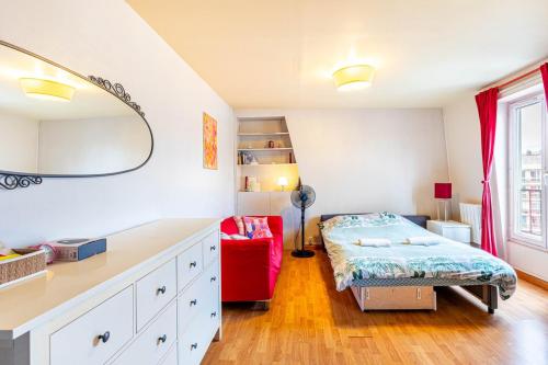 - une chambre avec un lit et un bureau avec un miroir dans l'établissement GuestReady - Cosy Haven near Montmartre, à Paris