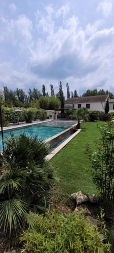 una piscina en medio de un patio en Le Mas des Mirabelles en Cabannes