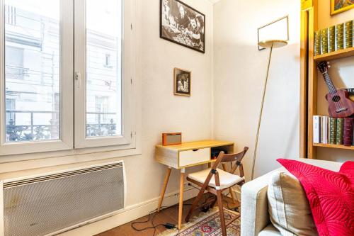 - un salon avec un bureau à côté d'une fenêtre dans l'établissement GuestReady - Parisian retreat with a courtyard, à Paris