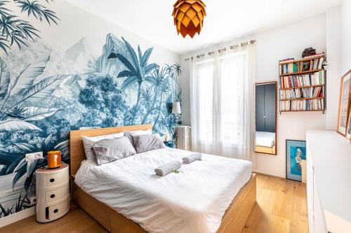 une chambre avec un lit avec un papier peint tropical dans l'établissement GuestReady - Bright retreat with a terrace, à Paris
