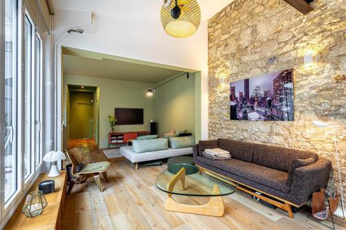 un salon avec un canapé et une table dans l'établissement GuestReady - Bright retreat with a terrace, à Paris