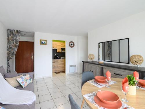 une salle à manger et un salon avec une table et des chaises dans l'établissement Apartment Bosquets 2 pièces balcon by Interhome, à Les Sables-dʼOlonne
