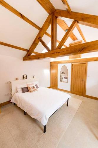 Una cama o camas en una habitación de Peaceful Hideaway in South Downs