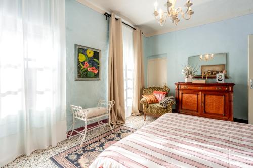 1 dormitorio con 1 cama, 1 silla y 1 ventana en Ca' Pavaglione Country House, en Borgomale