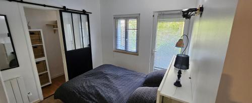 une chambre avec un lit et un miroir dans l'établissement Le charme de la pierre, à Lorient