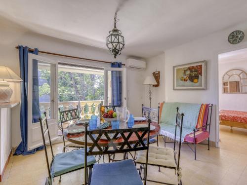 Un comedor y una sala de estar con mesa y sillas. en Apartment Lou Jas by Interhome, en Saint-Cyr-sur-Mer