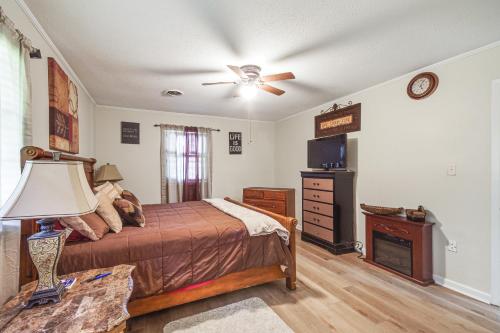 Ένα ή περισσότερα κρεβάτια σε δωμάτιο στο Jackson Home with Patio, 2 Grills and Ping-Pong Table!