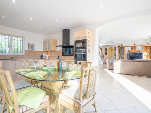 une cuisine et une salle à manger avec une table et des chaises dans l'établissement Holiday Home La Petite Afrique by Interhome, aux Issambres