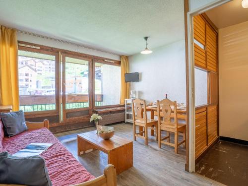 un salon avec un canapé et une table dans l'établissement Apartment Névés 150 by Interhome, à Val Thorens