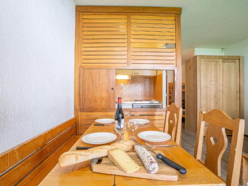 - une table en bois avec une bouteille de vin dans l'établissement Apartment Névés 150 by Interhome, à Val Thorens