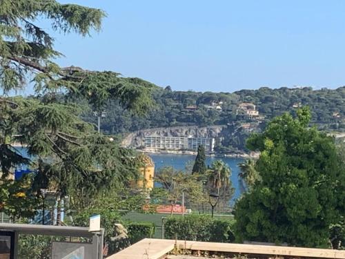 - une vue sur une étendue d'eau depuis une maison dans l'établissement Apartment Le Palais Foch by Interhome, à Villefranche-sur-Mer