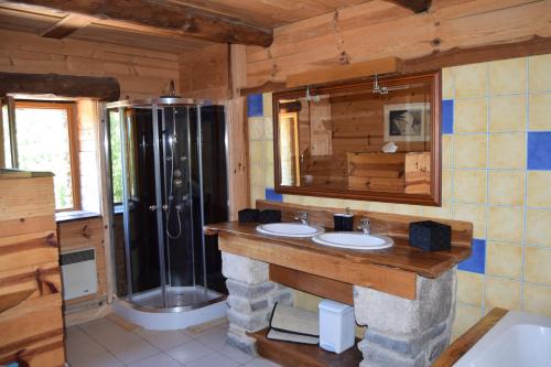 une salle de bain avec deux lavabos et une douche dans l'établissement Le Mas Hauregard, à Les Mages