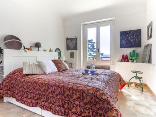 une chambre avec un grand lit et une fenêtre dans l'établissement Apartment Le Palais Foch by Interhome, à Villefranche-sur-Mer