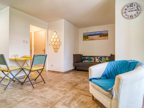 シス・フール・レ・プラージュにあるApartment Le clos pecheur by Interhomeのソファとテーブルと椅子のあるリビングルーム