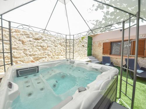 Bazén v ubytování Holiday Home Marko by Interhome nebo v jeho okolí