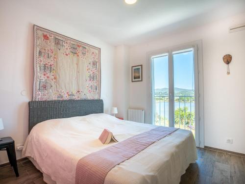 une chambre avec un lit et une grande fenêtre dans l'établissement Holiday Home Pescadou by Interhome, à Hyères